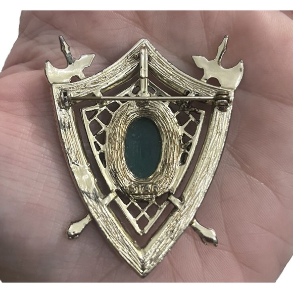 Heraldic Emerald Green Silver Hatchet Swords STAR Marked Shield Brooch Pin - Picture 2 of 4